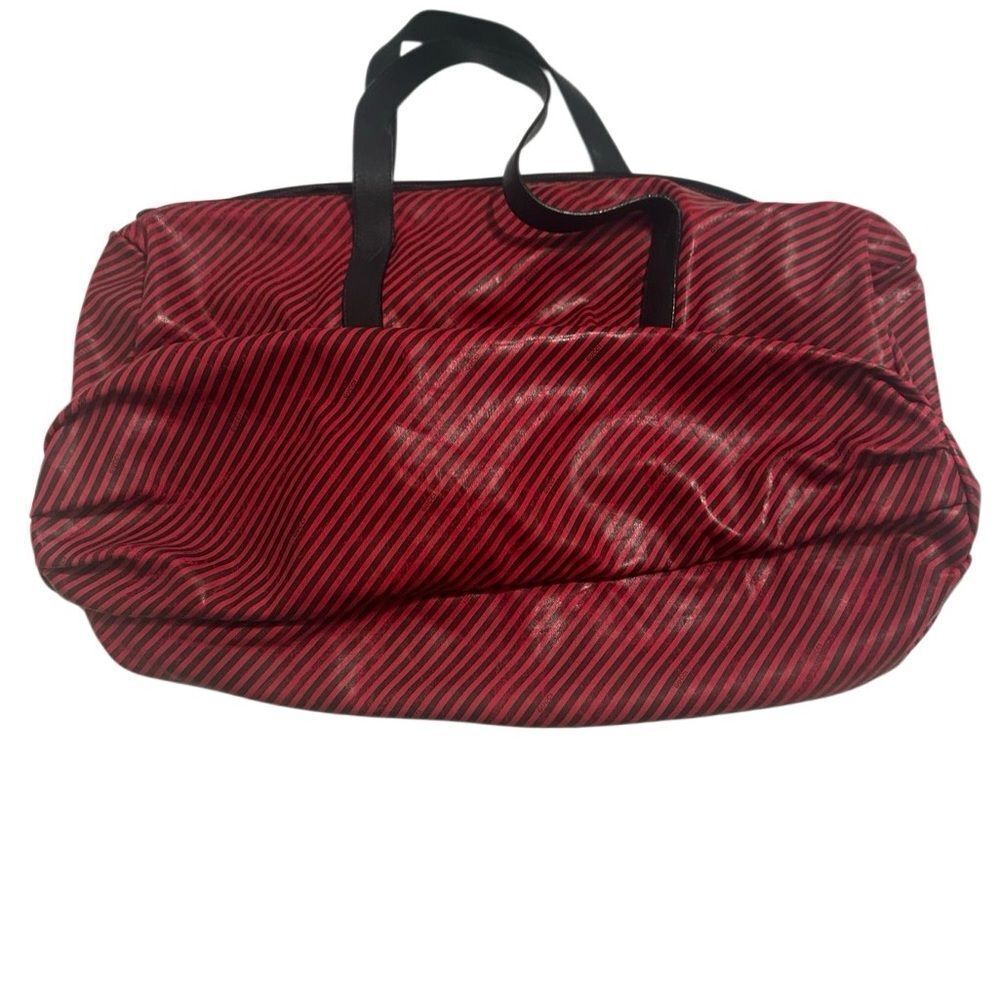 Gucci Black and Red Interior Detail - Picture 3 of 8